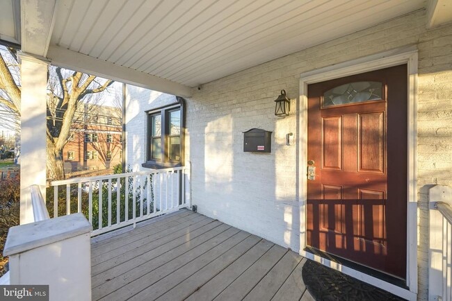 Building Photo - 1900 Q St SE