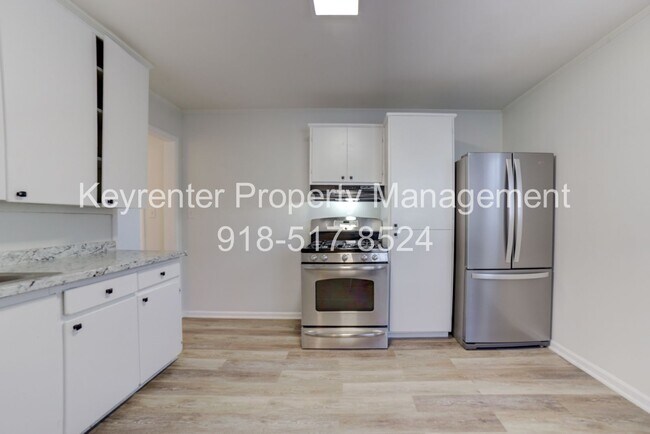 Building Photo - Gorgeous 2 Bedroom West Tulsa Home!