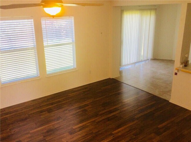 Building Photo - 826 Palitine Ln