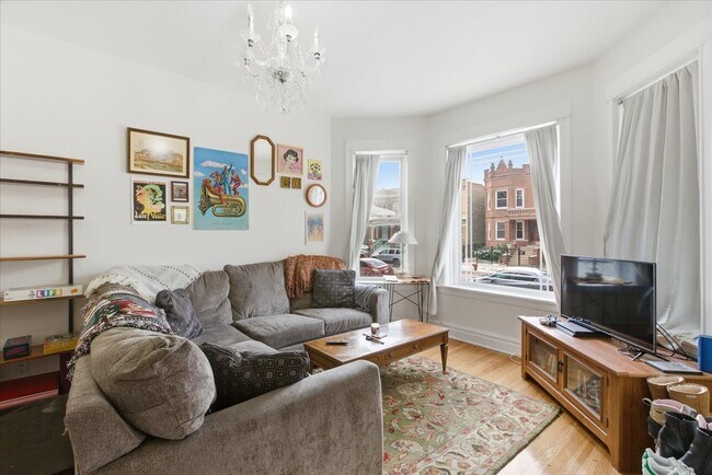 Building Photo - 2333 N Hamlin Ave