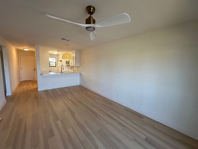 Building Photo - 2 bedroom 1 Bath newly renovated 1 mile fr...