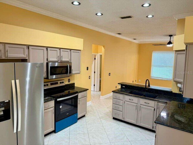 Building Photo - 3520 Ocita Dr