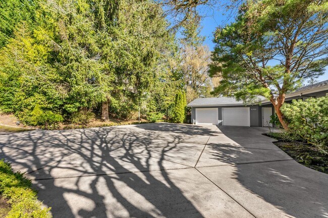 Building Photo - 4-Bedroom Luxury Home for Rent by Portland...