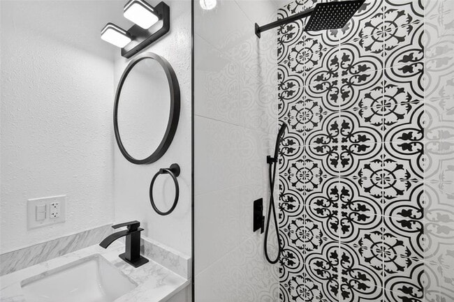 Building Photo - 3034 Touraine Ave