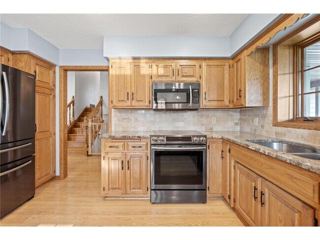 Building Photo - 1008 3rd St NE