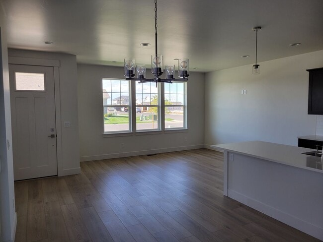 Building Photo - 3 Bed 2.5 Bath with double attached garage in Belgrade