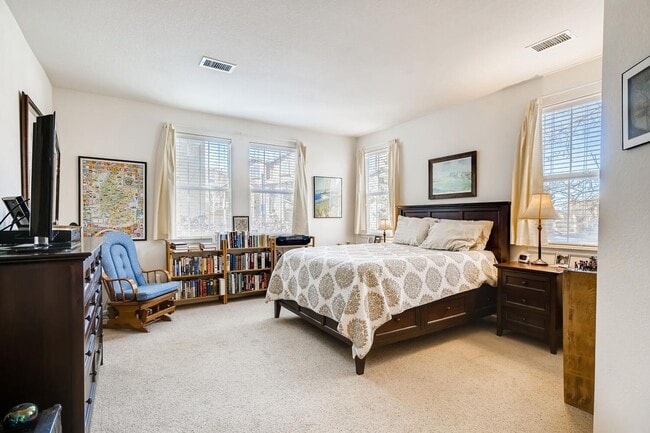 Building Photo - 2 bed, plus office - Ground Floor Condo - ...