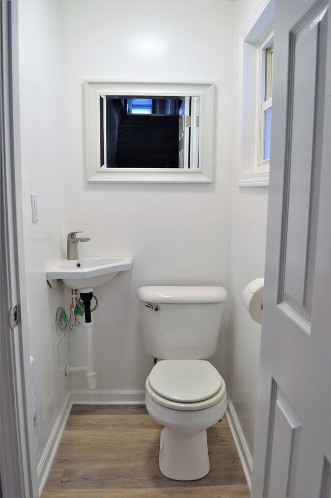 Building Photo - Amazing 3 bed, 1.5 bath, rental home in So...