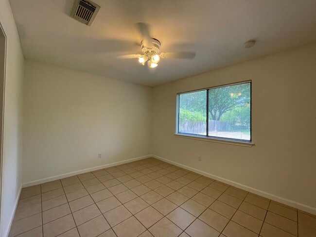 Building Photo - 210 E Denton Dr