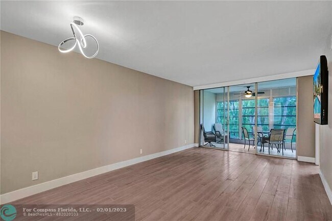 Building Photo - 3051 S Palm Aire Dr