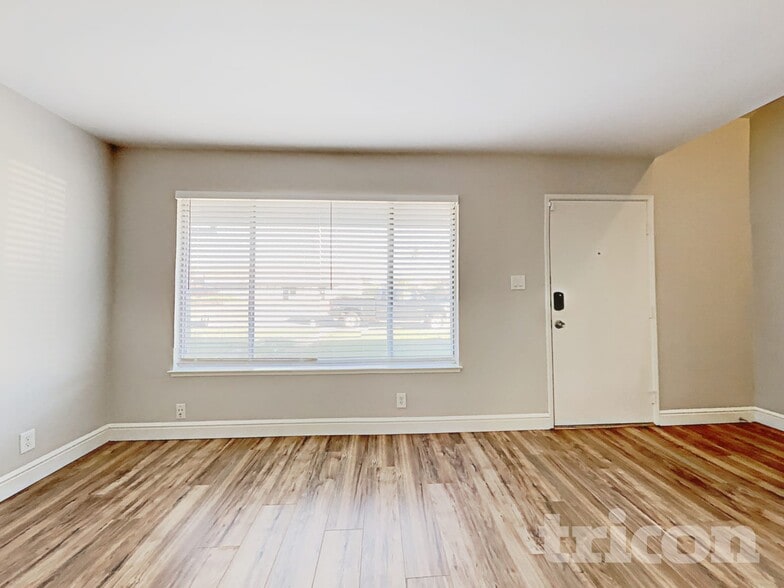 Building Photo - 4673 Tallyho Dr