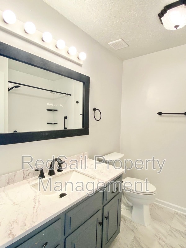 Building Photo - 14 S Lake Cir