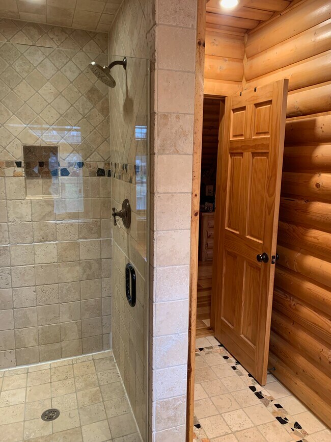 Building Photo - 4 W County Line Rd