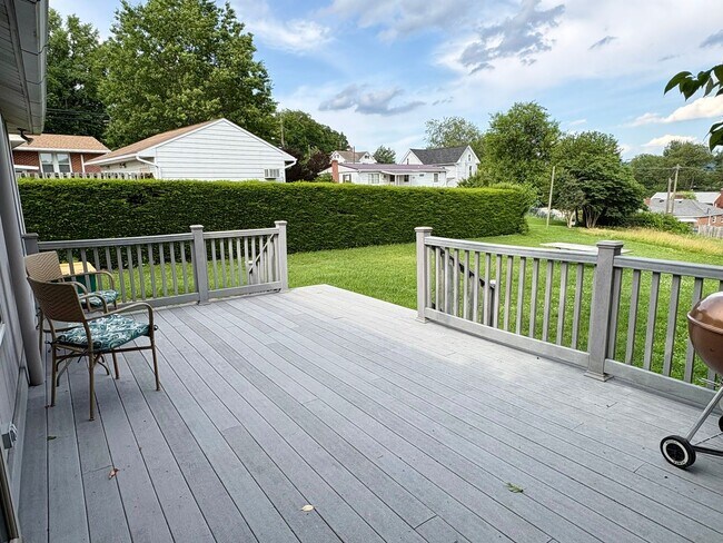 Building Photo - Large 4 bedroom house near Waynesboro Hospital