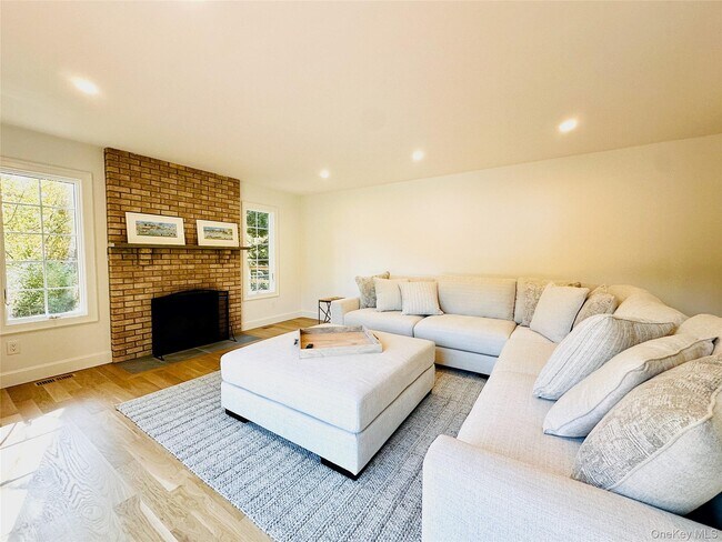 Building Photo - 10 Ginny Ln