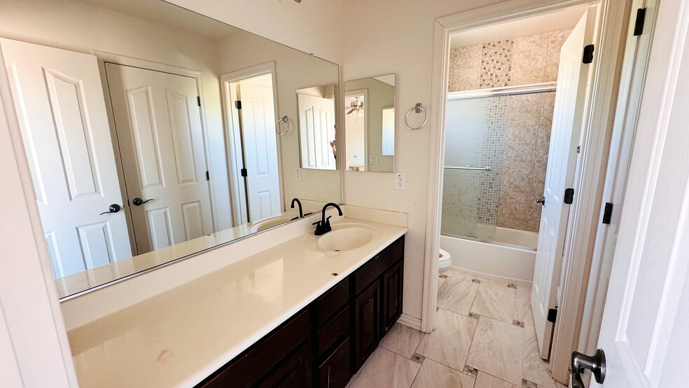 Building Photo - 2533 W Brisa Dr