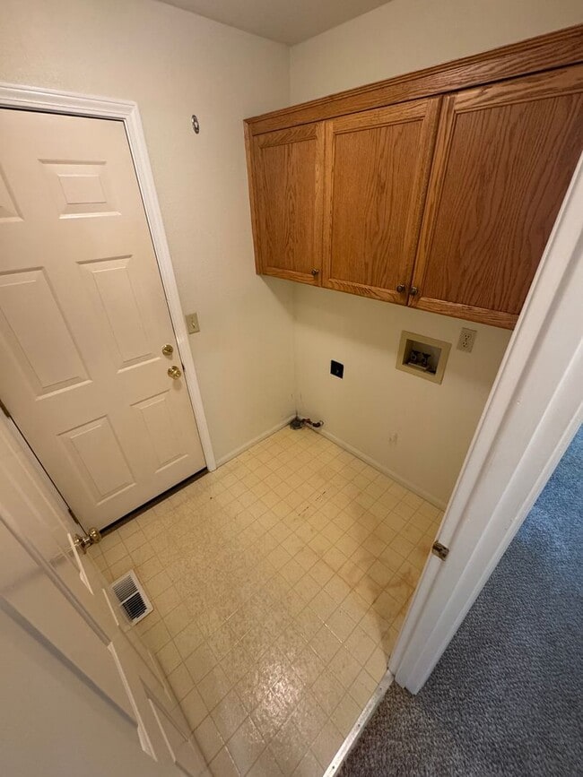 Building Photo - Single level home ~3 Bedroom ~ 2 bath House in Great Location with A/C