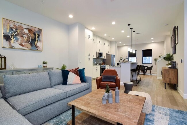 Building Photo - 1332 W Gray St