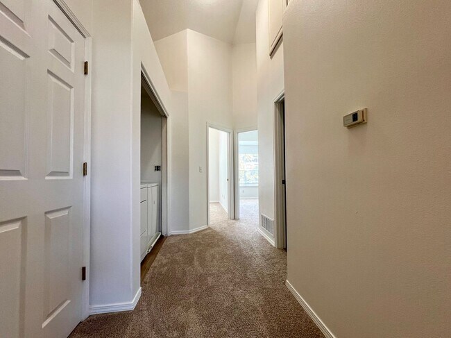 Building Photo - Spacious, Updated Townhome in Prime Beaverton Location!