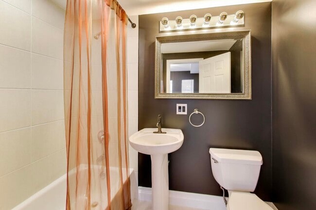 Building Photo - 6951 N Western Ave