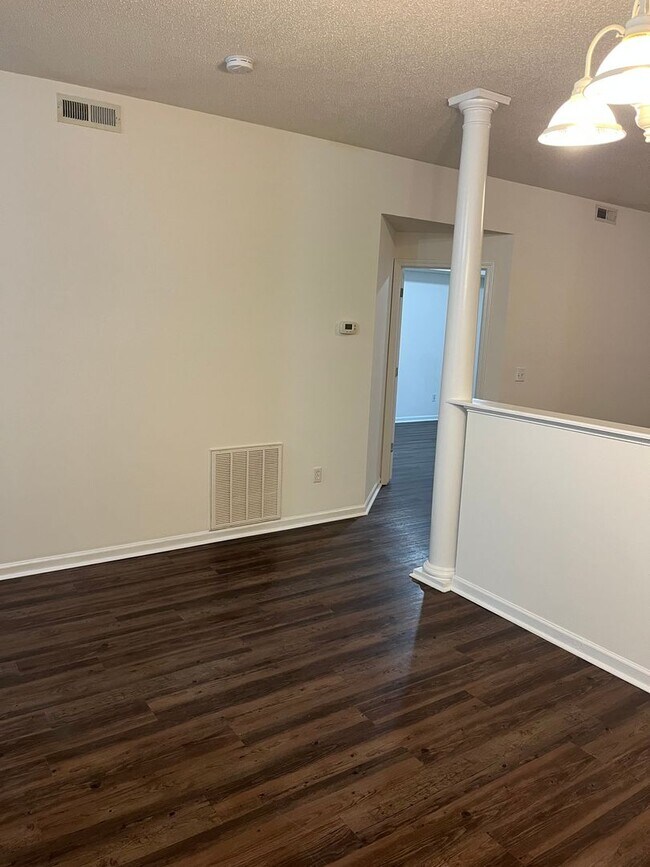 Building Photo - Spacious condo in excellent location