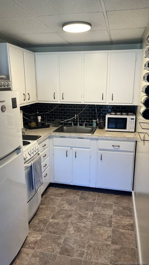 Building Photo - 140 Andover St