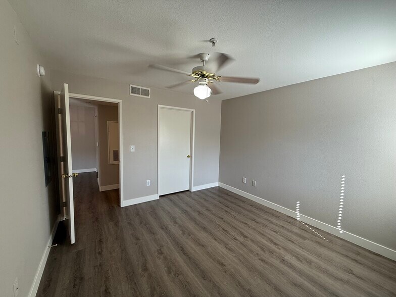 Building Photo - 950 Seven Hills Dr