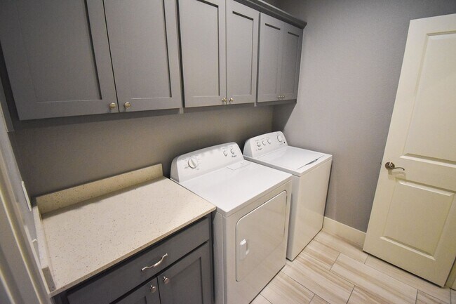 Building Photo - Stunning 3 Bedroom, 2.5 Bathroom Home in F...