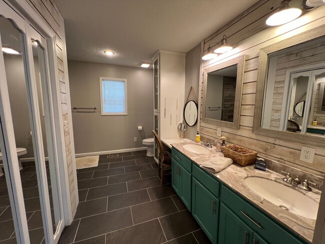 Building Photo - Slice of Paradise: 3-Bedroom, 2-Bathroom Fully Furnished Waterfront Rental