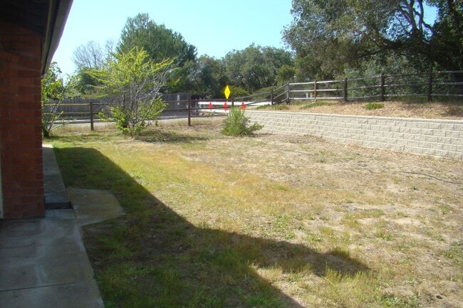 Building Photo - 3bd/2bath home in Vandenberg Village, Lomp...