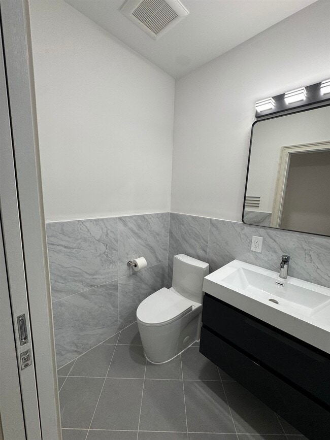 Building Photo - 315 25th St