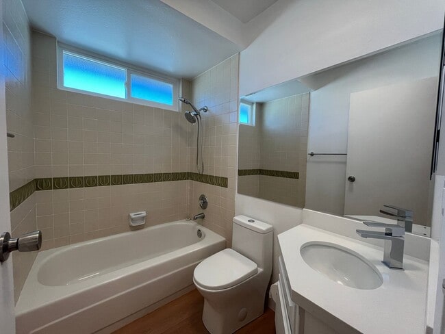 Building Photo - Simi Valley 4+3 w/downstairs bed + full bath + EV charger!