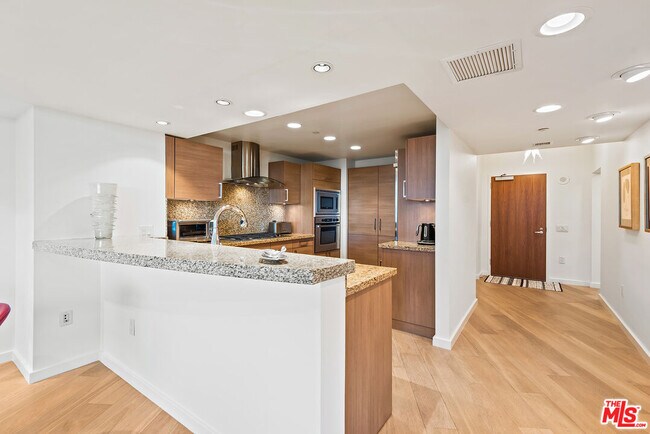 Building Photo - 13650 Marina Pointe Dr
