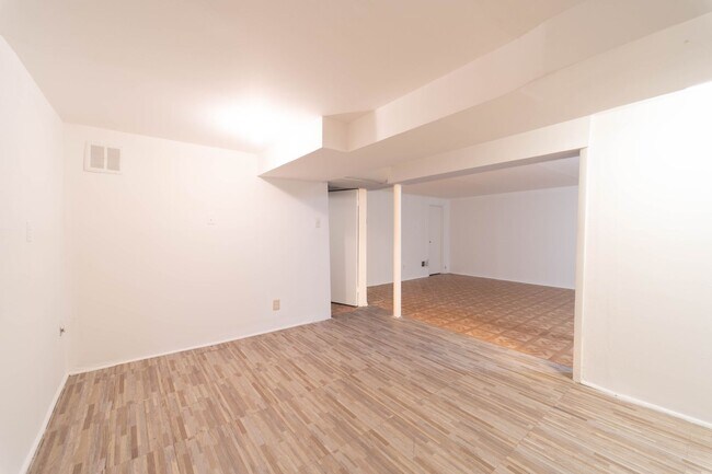 Building Photo - 50's Rambler with 5 BR & 3 BA in One of the Best Locations in Arlington