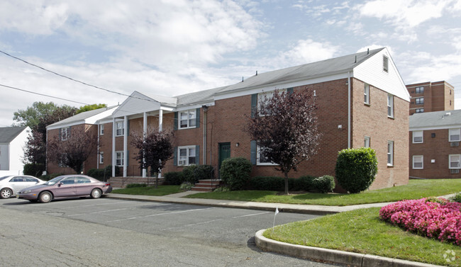 Building Photo - HOLMDEL POINTE