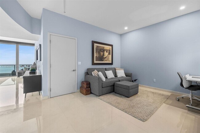 Building Photo - 1331 Brickell Bay Dr