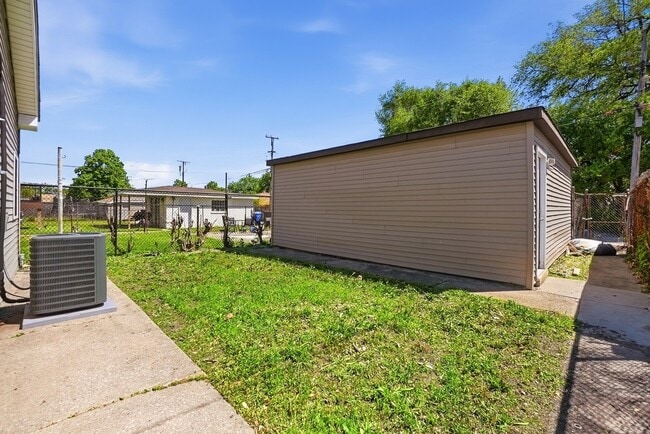 Building Photo - 4447 S Leamington Ave