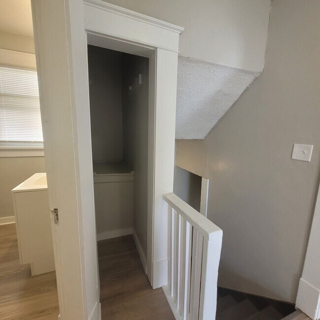 Building Photo - 1527 SW Mulvane St