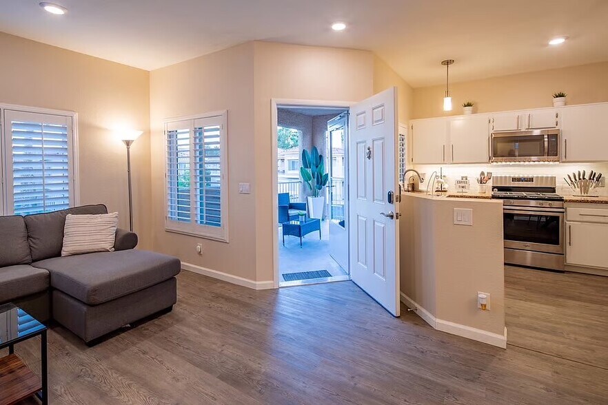Building Photo - 251 S Green Valley Pky