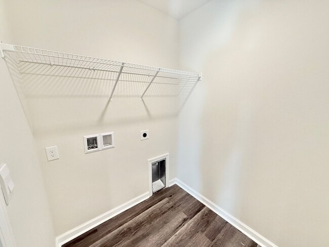 Building Photo - 4-Bedroom Home - Community Park/Splash Pad