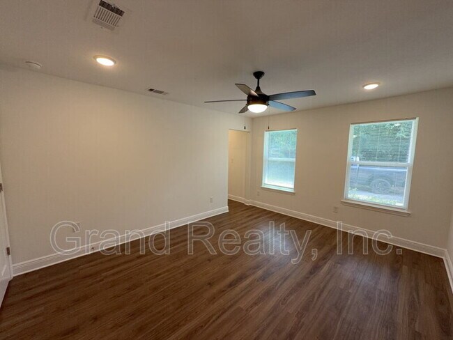 Building Photo - 5098 Bruner St