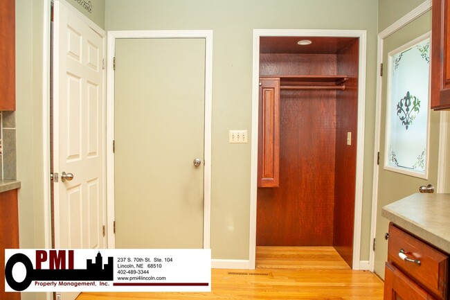 Building Photo - 3 Bedroom and 2 bathroom Colonial Hills Ho...