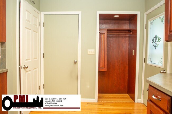 Building Photo - 3 Bedroom and 2 bathroom Colonial Hills House for rent!