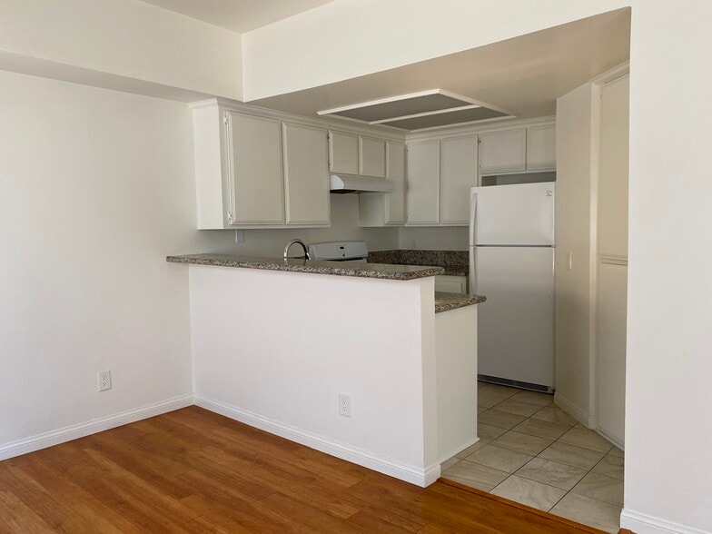 Kitchen - 6139 Fountain Ave