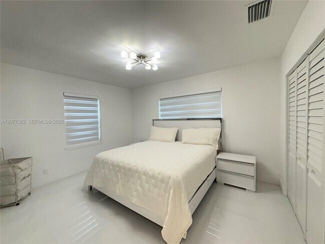 Building Photo - 937 SW 18th Ct
