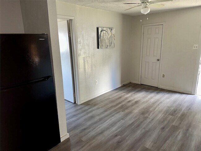 Building Photo - 5405 Suez St