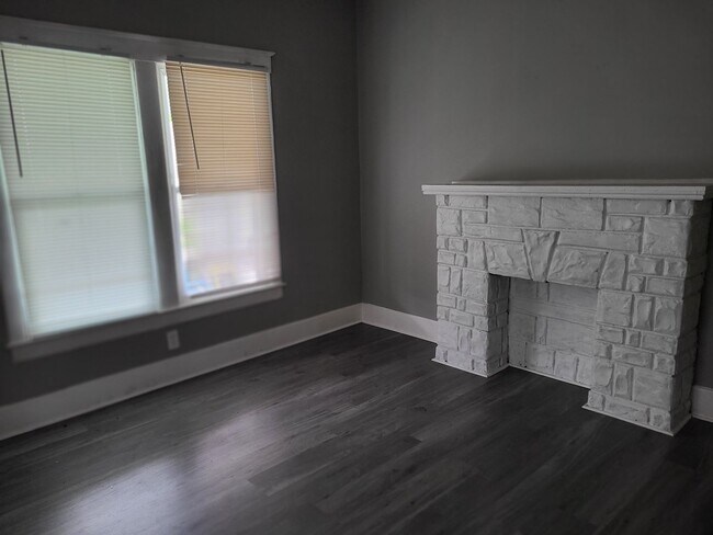 Building Photo - 2 bed 2 bath with bonus areas!