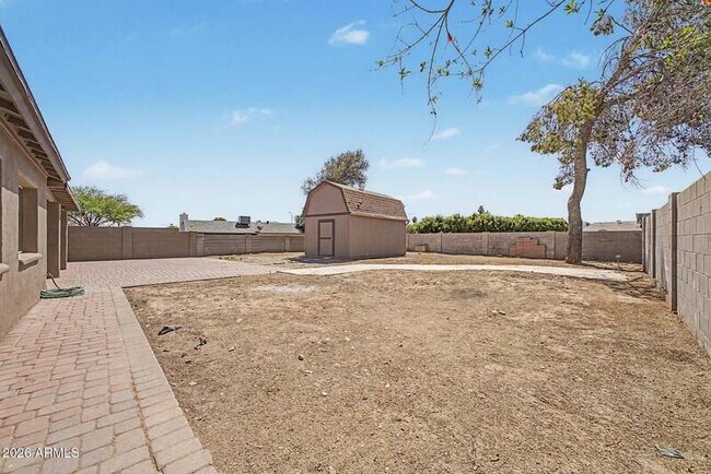 Building Photo - 2601 E Dahlia Dr