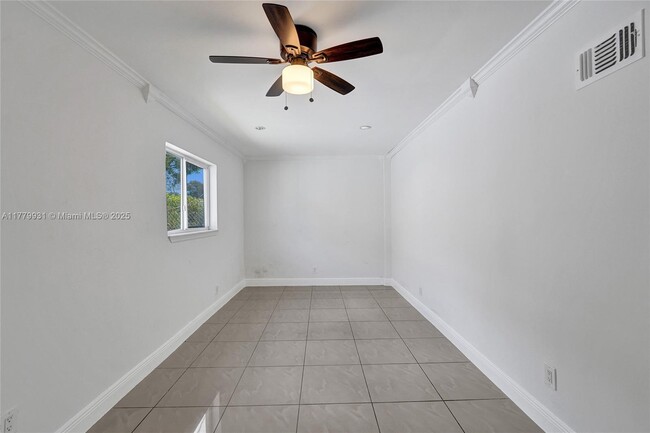 Building Photo - 924 N 30th Rd