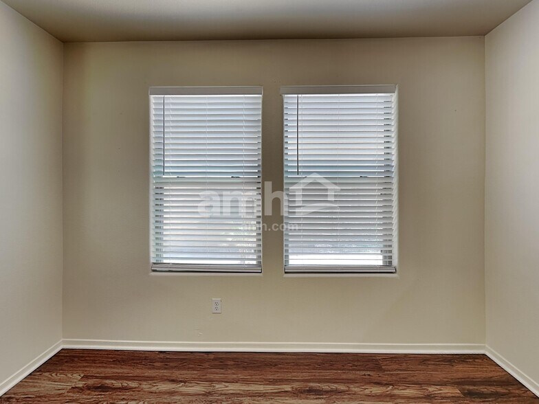 Building Photo - 18554 W Mariposa Dr